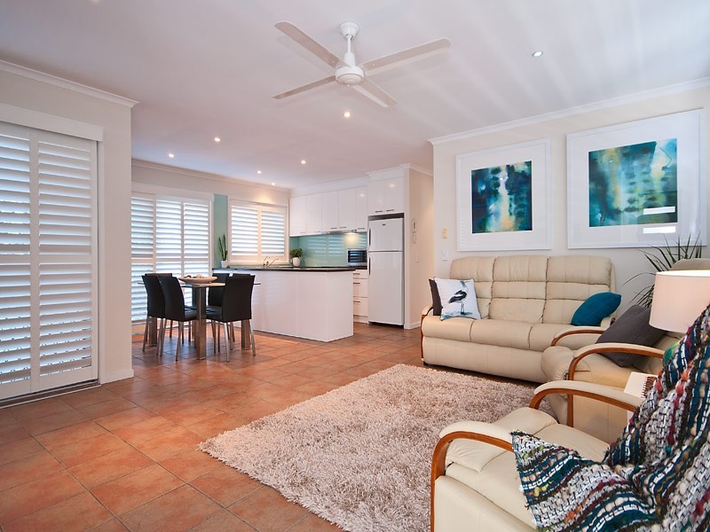 10 Peak Avenue, Main Beach QLD 4217