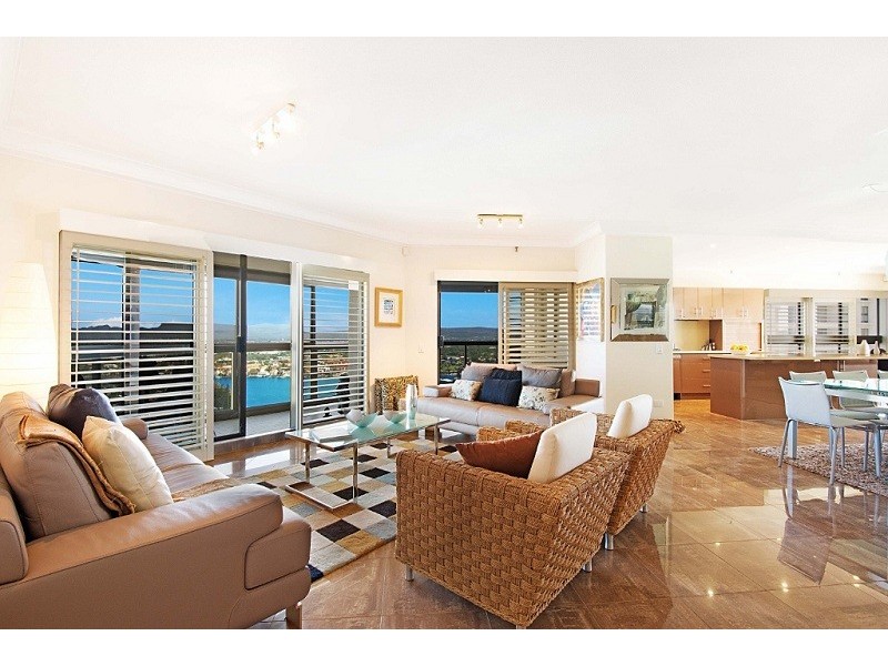 2 ADMIRALTY DRIVE, Paradise Waters QLD 4217