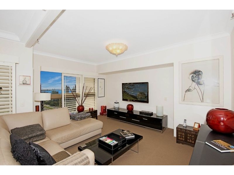 2 ADMIRALTY DRIVE, Paradise Waters QLD 4217