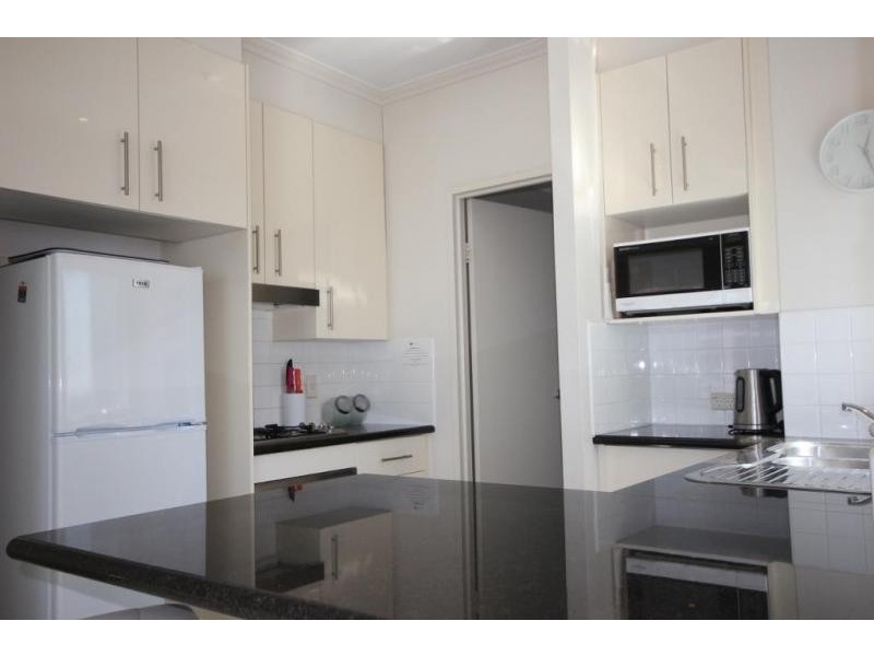 5 Woodroffe Avenue, Main Beach QLD 4217