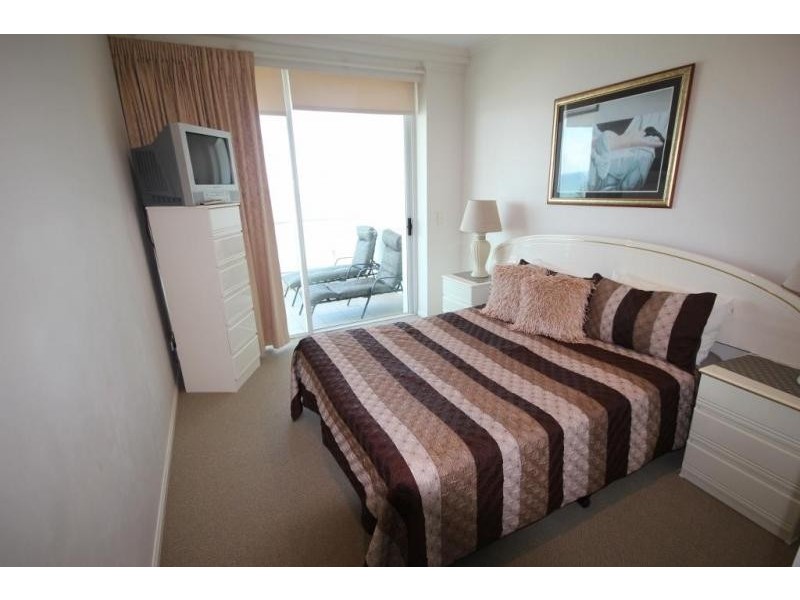 5 Woodroffe Avenue, Main Beach QLD 4217