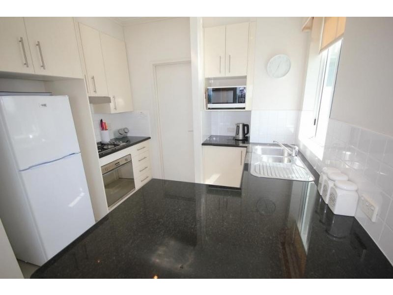 5 Woodroffe Avenue, Main Beach QLD 4217