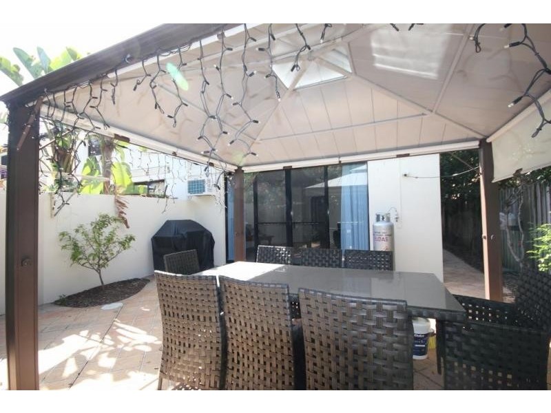 22 Lennie Avenue, Main Beach QLD 4217