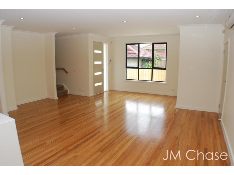 2/7 Johnston Street, Burwood VIC 3125