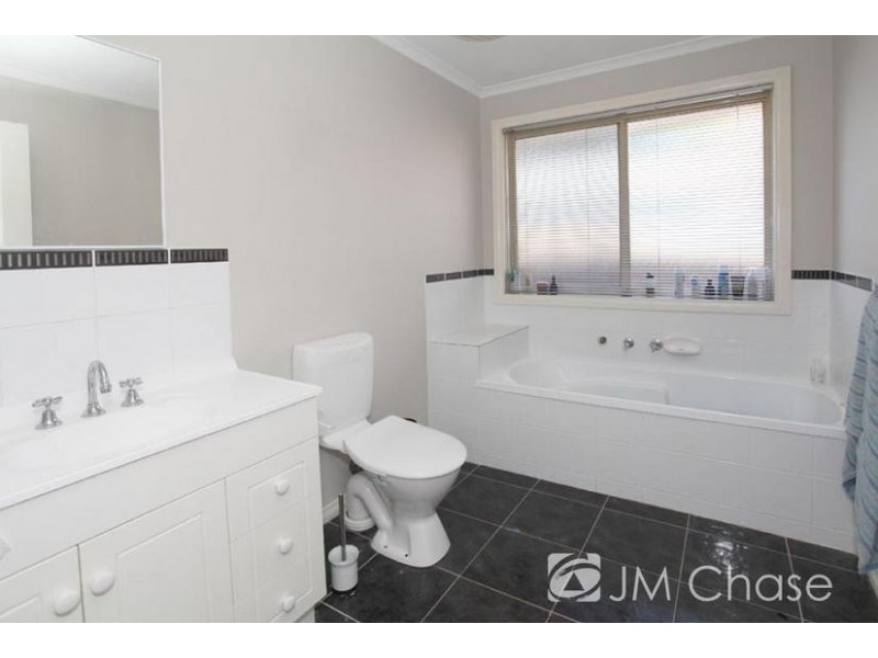 2/35 Amalfi Drive, Endeavour Hills VIC 3802