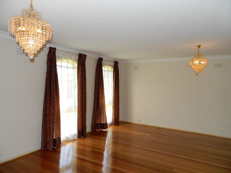 4 Holly Green Drive, Wheelers Hill VIC 3150