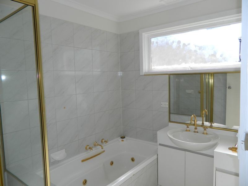 4 Holly Green Drive, Wheelers Hill VIC 3150