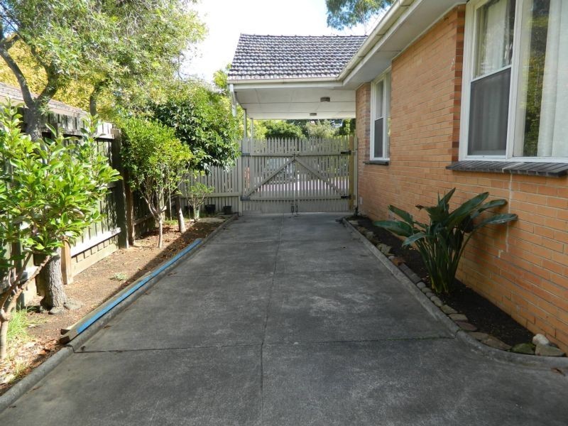 136 Blackburn Road, Glen Waverley VIC 3150
