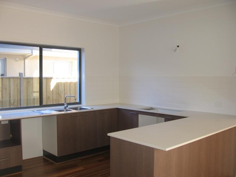 28/2 Barton Drive, Sandhurst VIC 3977