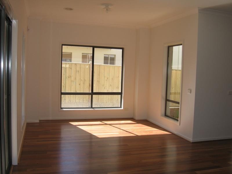 28/2 Barton Drive, Sandhurst VIC 3977