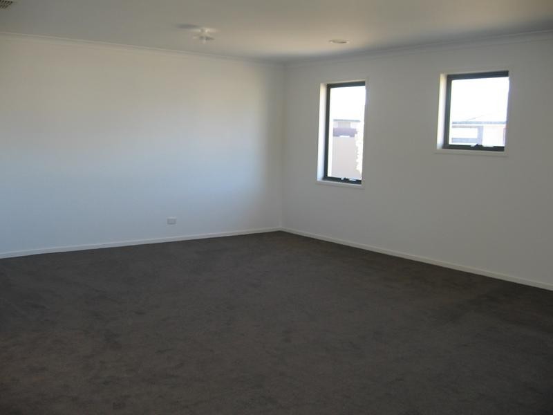 28/2 Barton Drive, Sandhurst VIC 3977