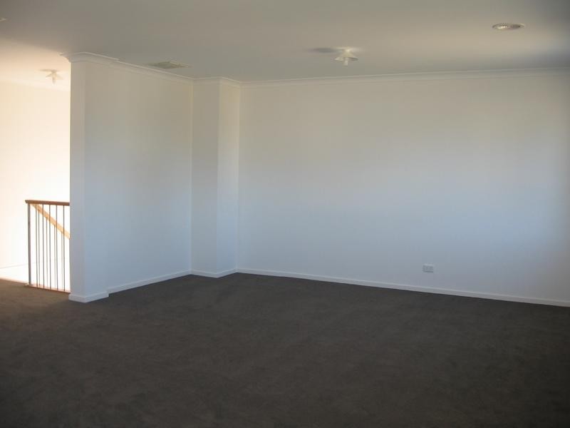 28/2 Barton Drive, Sandhurst VIC 3977