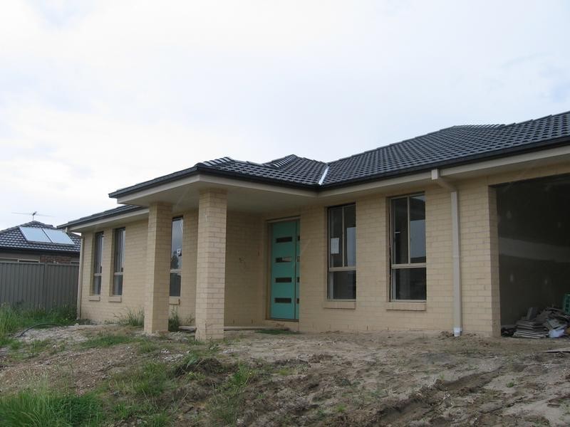 10 Stately Drive, Cranbourne East VIC 3977