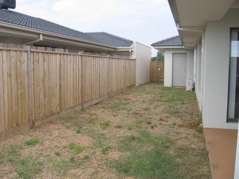 20/2 Barton Drive, Sandhurst VIC 3977