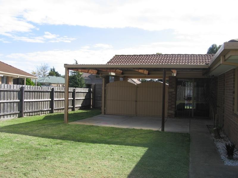 18 Josephine Avenue, Cranbourne North VIC 3977