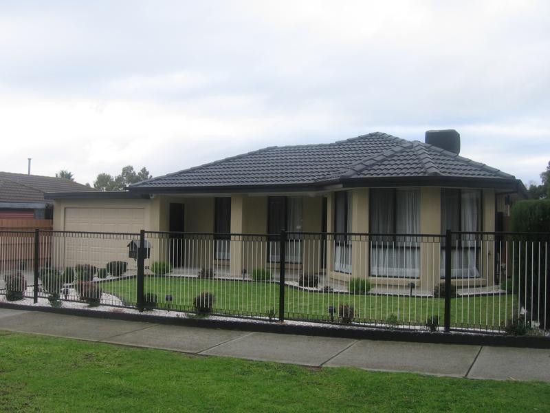 27 Herbert Road, Carrum Downs VIC 3201