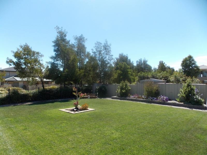 36 Niblick Circuit, Sandhurst VIC 3977