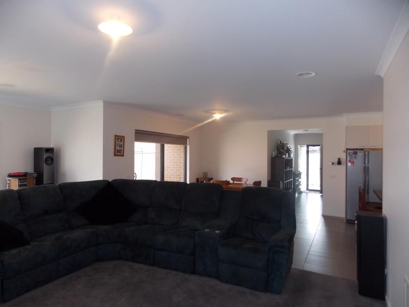 16 Tawleed Grove, Clyde North VIC 3978