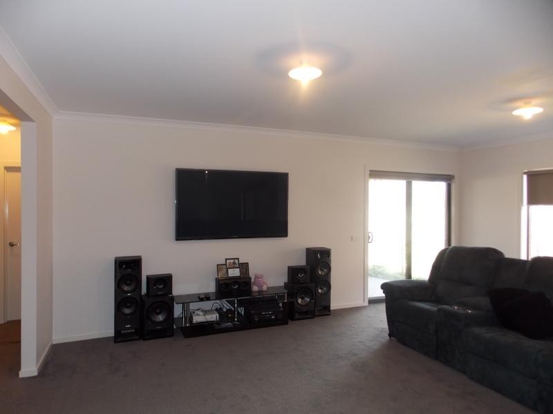 16 Tawleed Grove, Clyde North VIC 3978