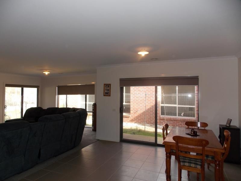 16 Tawleed Grove, Clyde North VIC 3978