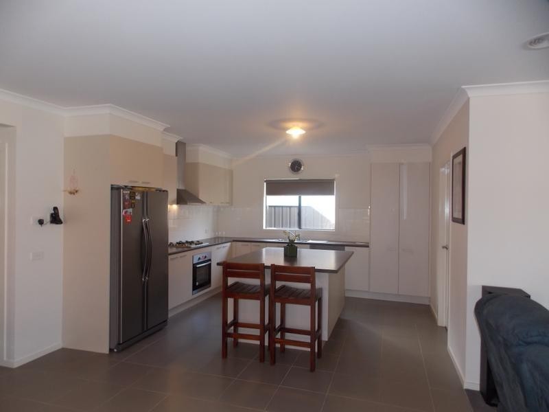 16 Tawleed Grove, Clyde North VIC 3978