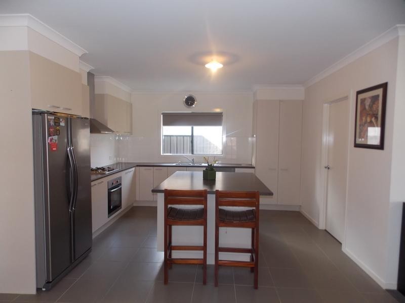 16 Tawleed Grove, Clyde North VIC 3978