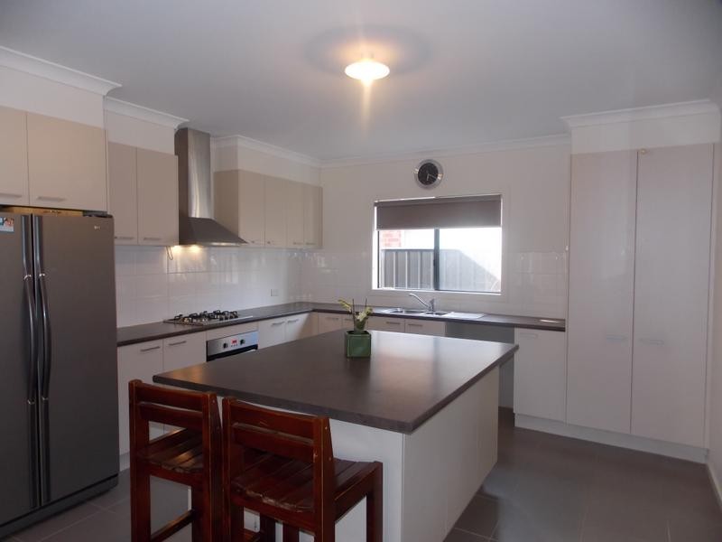 16 Tawleed Grove, Clyde North VIC 3978