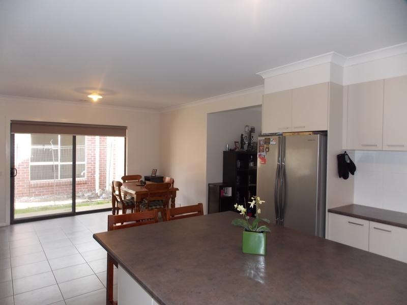 16 Tawleed Grove, Clyde North VIC 3978