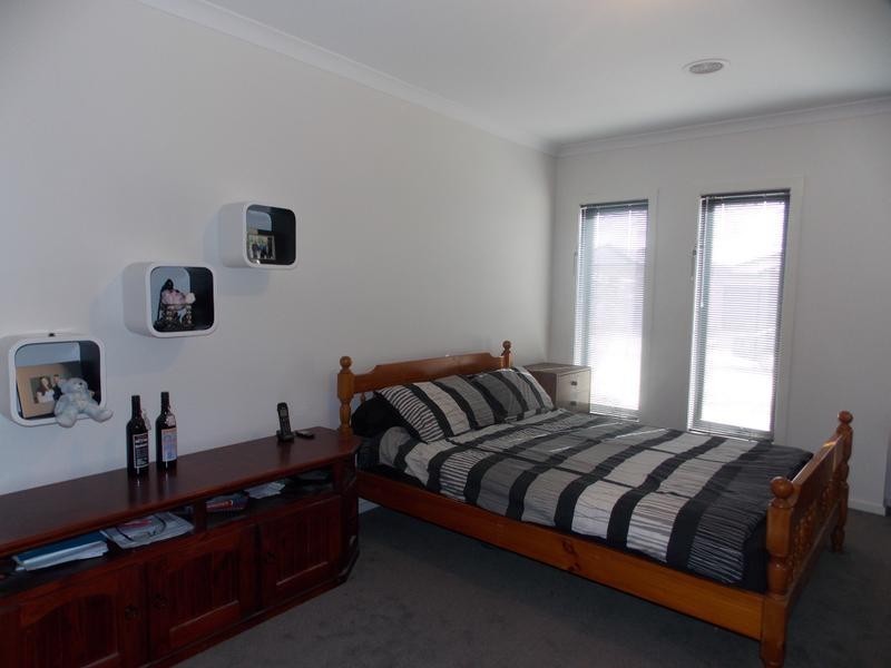 16 Tawleed Grove, Clyde North VIC 3978