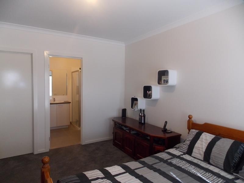 16 Tawleed Grove, Clyde North VIC 3978