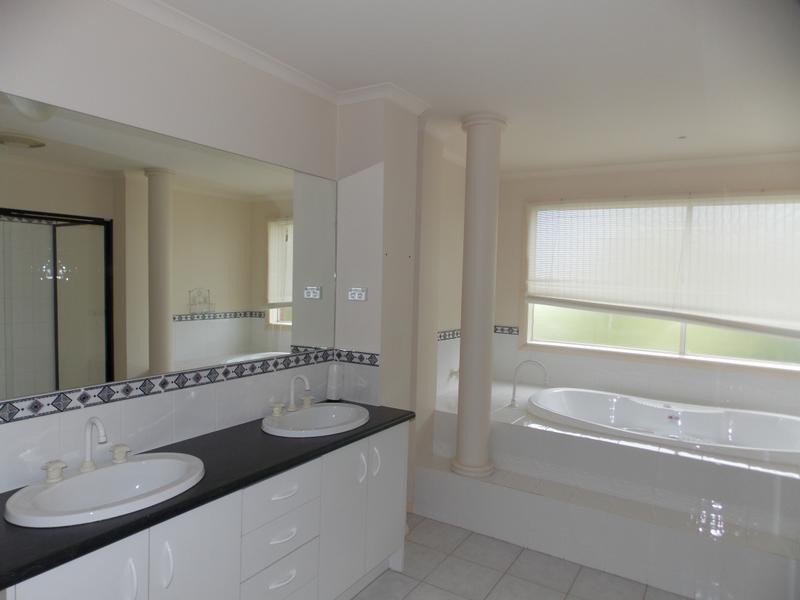 11 The Oaks, Narre Warren VIC 3805