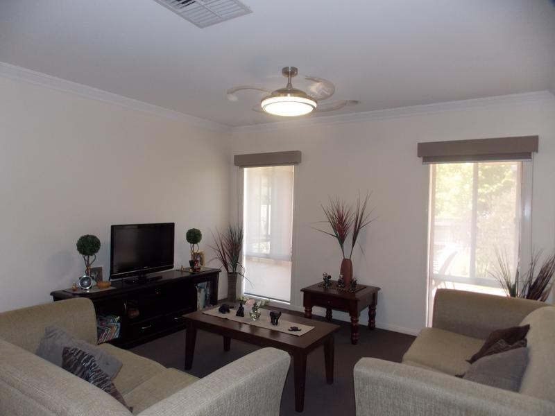 15 Corowa Place, Sandhurst VIC 3977