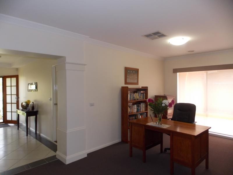 15 Corowa Place, Sandhurst VIC 3977