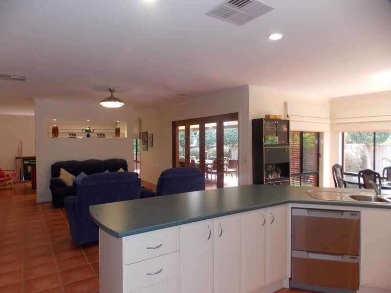 15 Corowa Place, Sandhurst VIC 3977