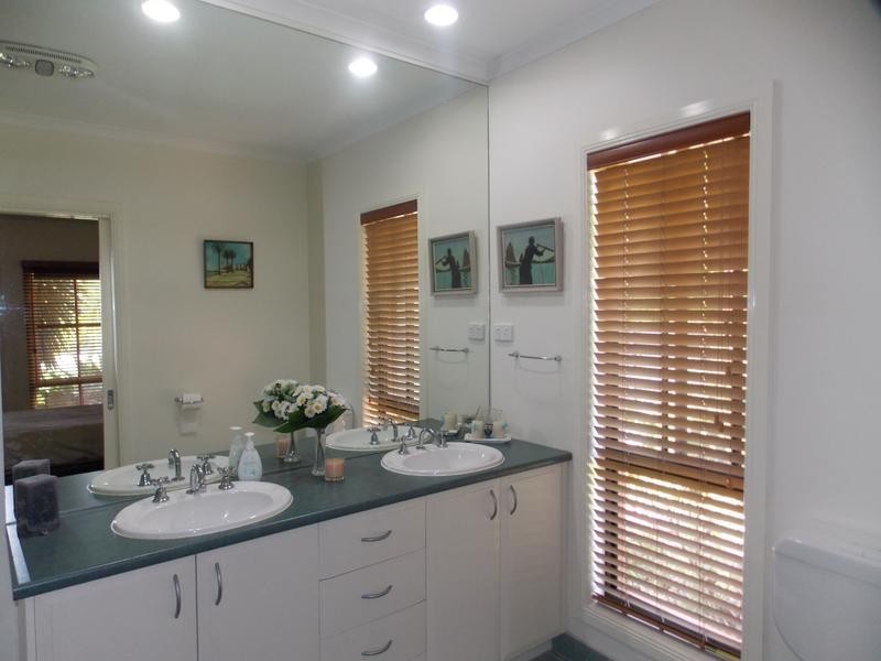 15 Corowa Place, Sandhurst VIC 3977