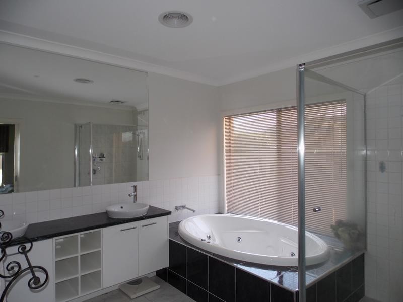 2 Mawson Walk, Sandhurst VIC 3977