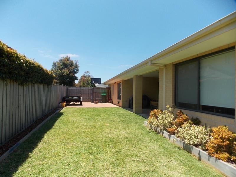 2 Mawson Walk, Sandhurst VIC 3977