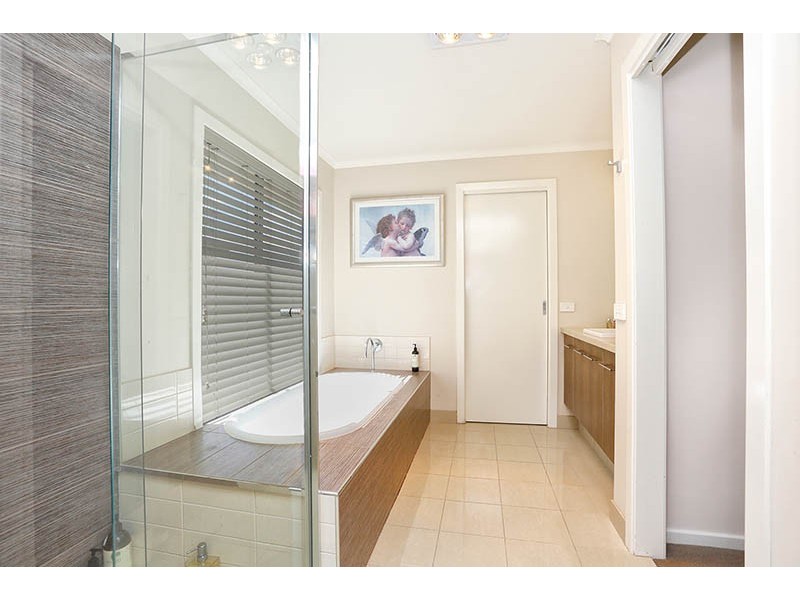 18 Flinders Chase, Sandhurst VIC 3977