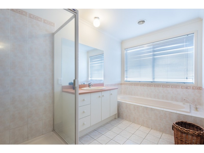 1 Ashbrook Way, Cranbourne West VIC 3977