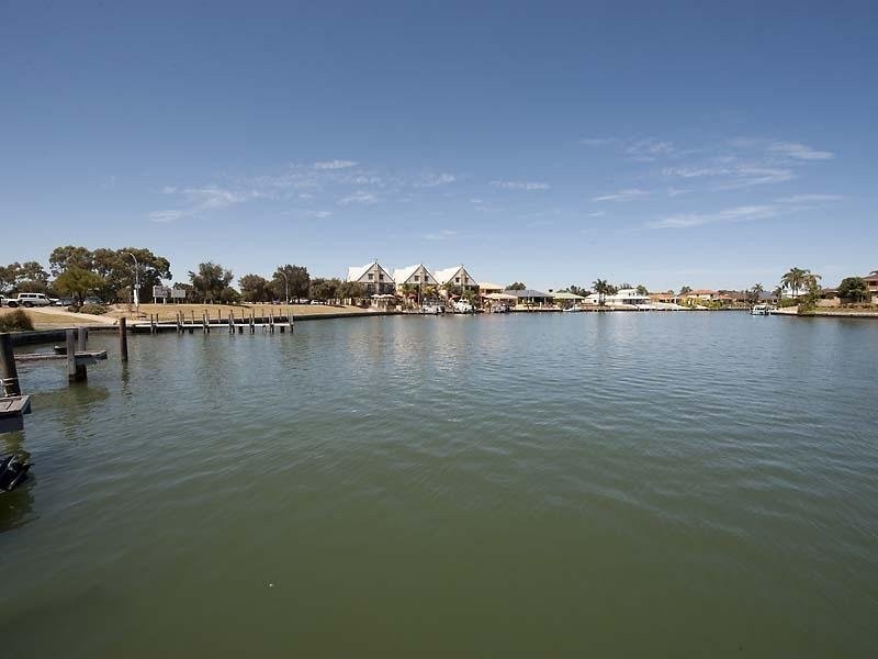 2/1 Waterside Drive, Dudley Park WA 6210