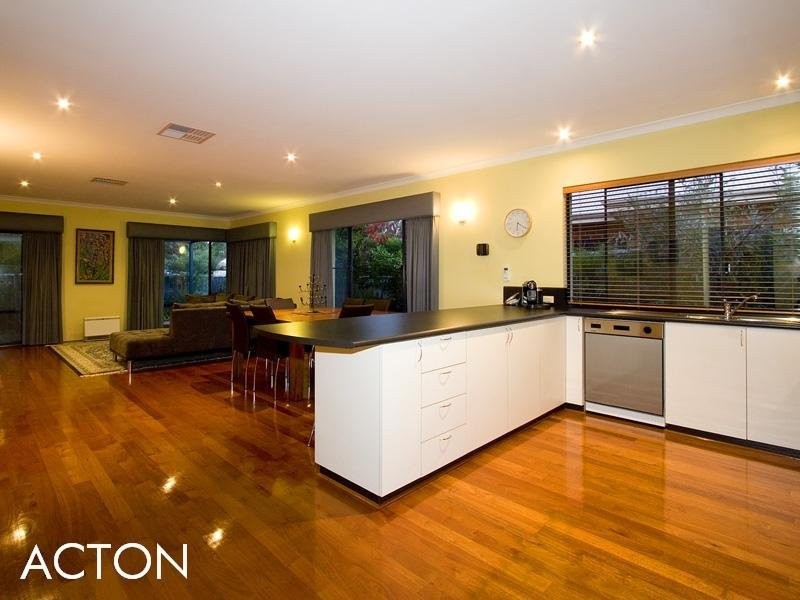 6 Williams Road, Melville WA 6156