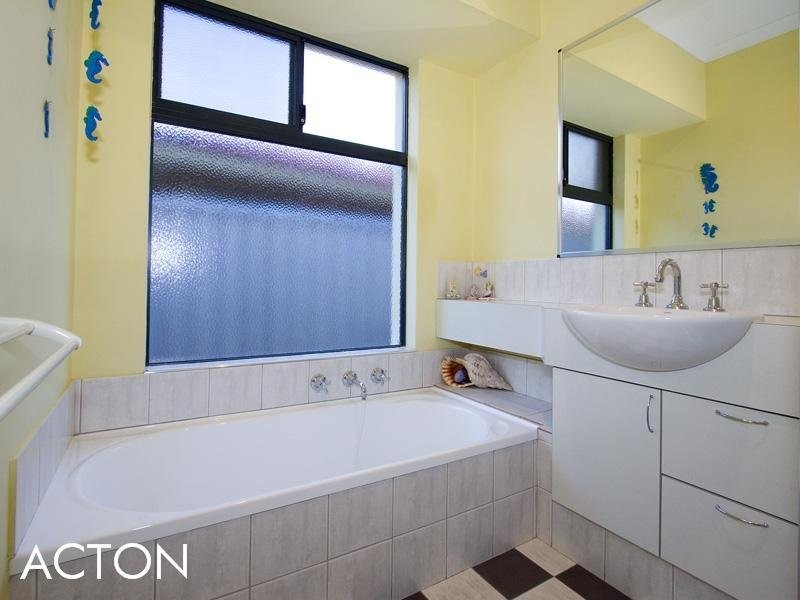 6 Williams Road, Melville WA 6156