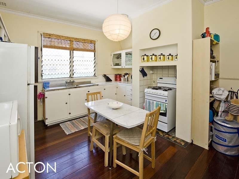 28 Latham Street, Alfred Cove WA 6154