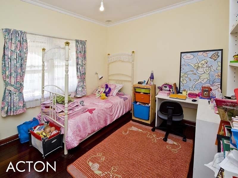 28 Latham Street, Alfred Cove WA 6154