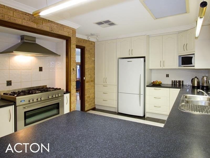 15 Dickenson Way, Booragoon WA 6154