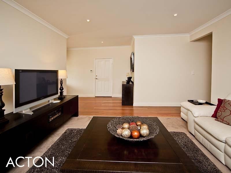 96 Redwood Crescent, Melville WA 6156