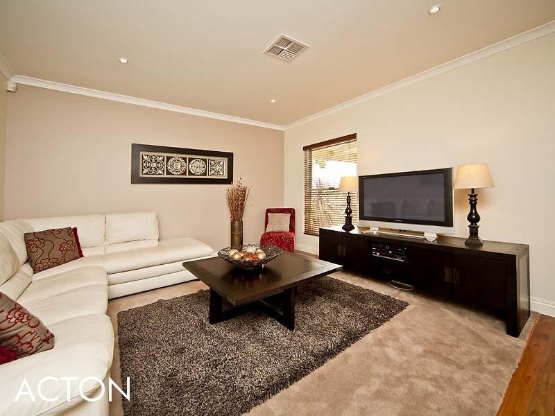 96 Redwood Crescent, Melville WA 6156