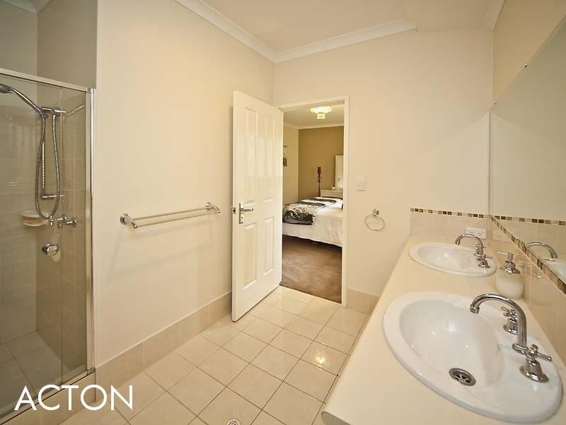 96 Redwood Crescent, Melville WA 6156