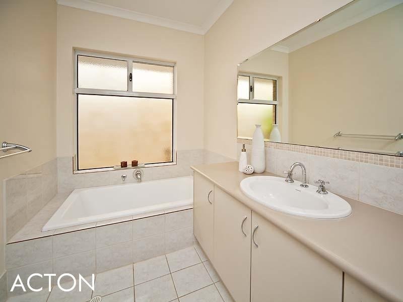 96 Redwood Crescent, Melville WA 6156