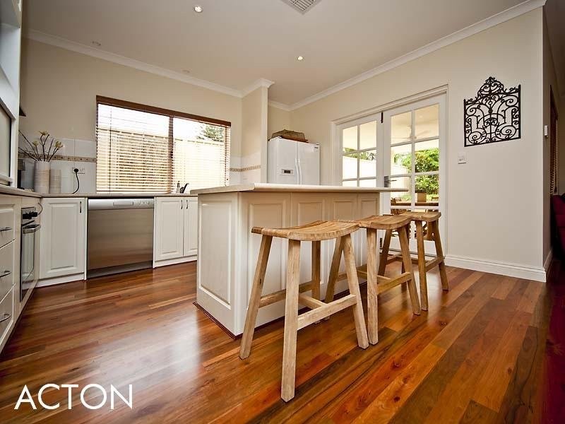 96 Redwood Crescent, Melville WA 6156